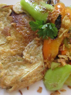 Una foto de Omelette con pimiento y cebollita crujiente