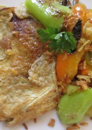Una foto de Omelette con pimiento y cebollita crujiente