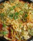 Pasta farfalle en salsa rápida de tomate frito