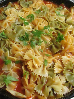 Una foto de Pasta farfalle en salsa rápida de tomate frito