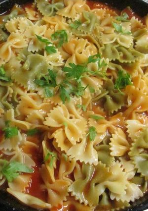 Una foto de Pasta farfalle en salsa rápida de tomate frito