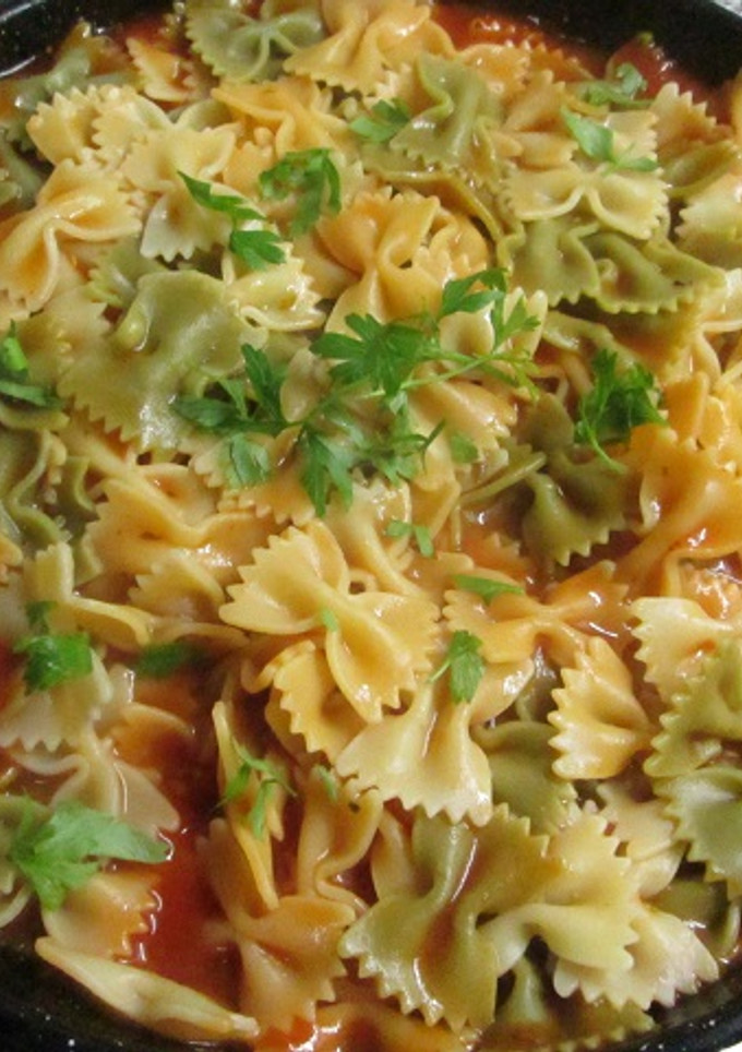 Una foto de Pasta farfalle en salsa rápida de tomate frito