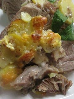 Una foto de Cabezada de lomo de cerdo rellena con patatas y queso