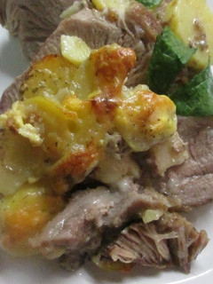 Una foto de Cabezada de lomo de cerdo rellena con patatas y queso
