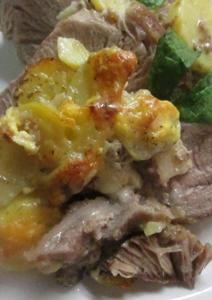Una foto de Cabezada de lomo de cerdo rellena con patatas y queso