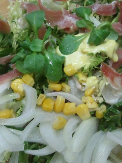 Una foto de Ensalada con tiritas de jamón y aderezo especial