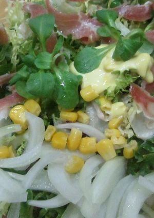 Una foto de Ensalada con tiritas de jamón y aderezo especial