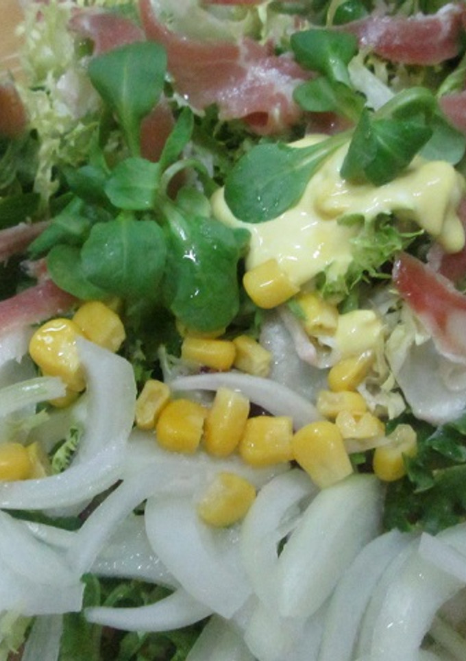 Una foto de Ensalada con tiritas de jamón y aderezo especial