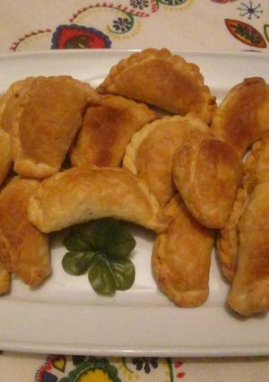 Una foto de Empanadas de pollo con huevos y aceitunas