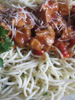 Una foto de Espaguetis al perejil con dados de cerdo en salsa de tomate