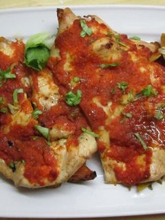 Una foto de Pechugas con calabaza especiada y salsa de cebolla