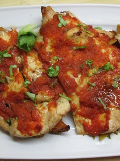 Una foto de Pechugas con calabaza especiada y salsa de cebolla