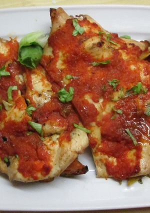 Una foto de Pechugas con calabaza especiada y salsa de cebolla
