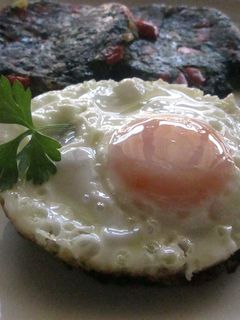 Una foto de Hamburguesa de acelga con huevo frito