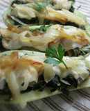 Calabacines rellenos de acelga, champiñones con cebolla dorada y salsa blanca