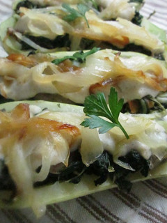 Una foto de Calabacines rellenos de acelga, champiñones con cebolla dorada y salsa blanca