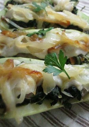 Una foto de Calabacines rellenos de acelga, champiñones con cebolla dorada y salsa blanca