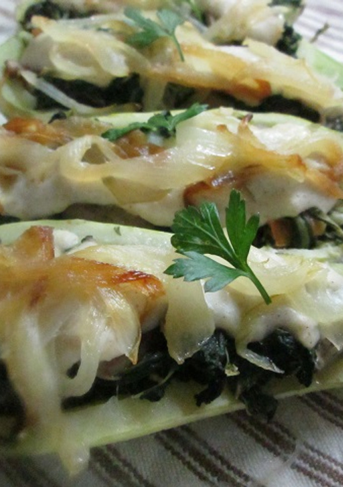 Una foto de Calabacines rellenos de acelga, champiñones con cebolla dorada y salsa blanca