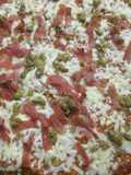 Pizza con boloñesa, jamón y aceitunas