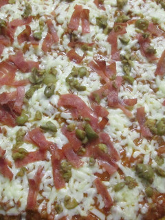 Una foto de Pizza con boloñesa, jamón y aceitunas