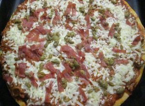 Foto principal de Pizza con boloñesa, jamón y aceitunas
