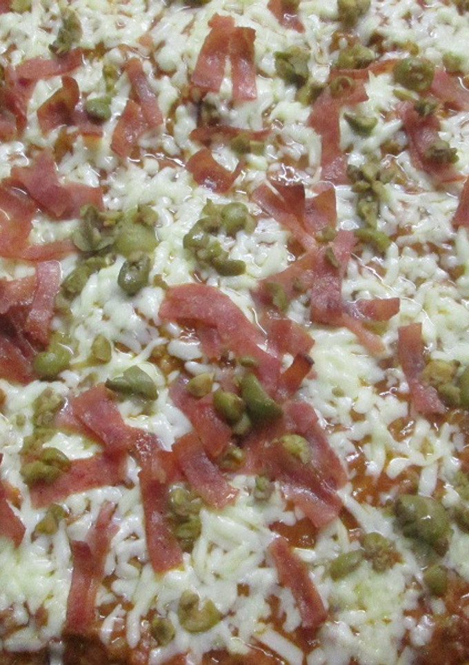 Una foto de Pizza con boloñesa, jamón y aceitunas