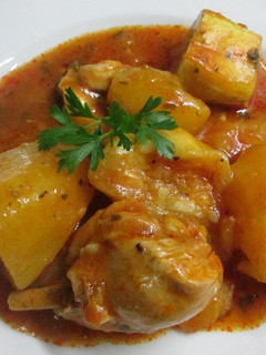 Una foto de Pollo con patatas y calabacines a la cacerola