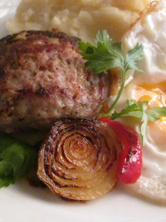 Foto principal de Bollitos de hamburguesa de cerdo con puré al ajito y huevo frito
