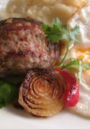 Una foto de Bollitos de hamburguesa de cerdo con puré al ajito y huevo frito