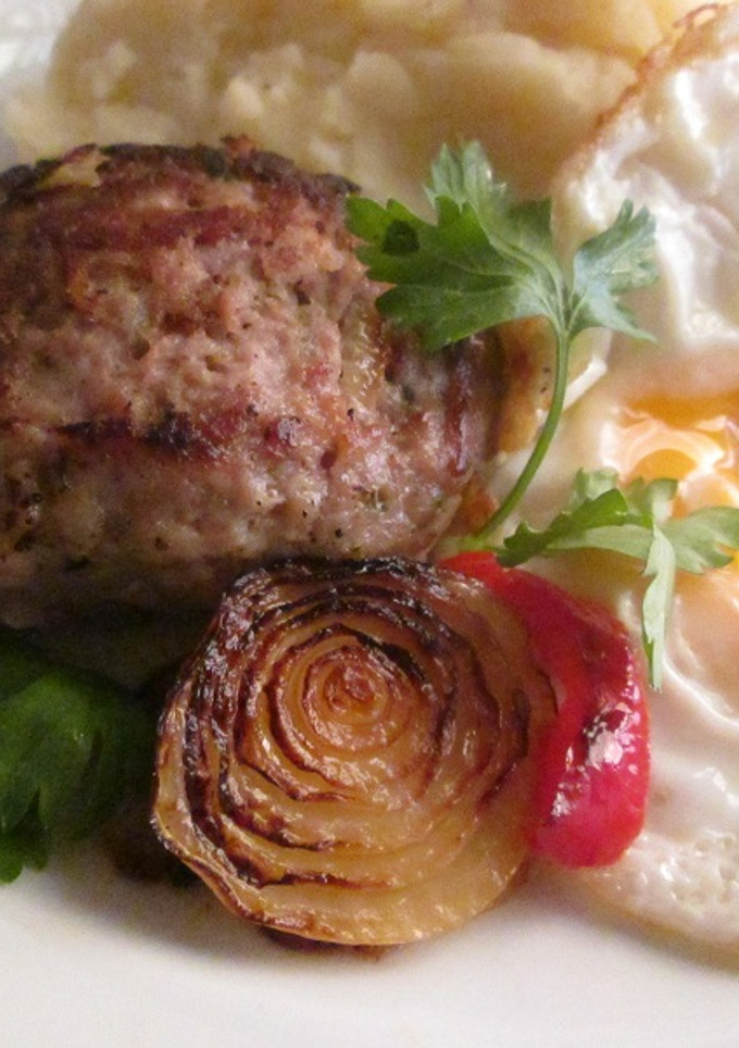 Una foto de Bollitos de hamburguesa de cerdo con puré al ajito y huevo frito