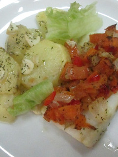 Una foto de Bacalao batatero y papas con ajos aliñados