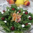 Ensalada verde con cerezas frescas