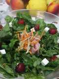 Ensalada verde con cerezas frescas
