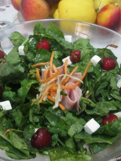 Una foto de Ensalada verde con cerezas frescas