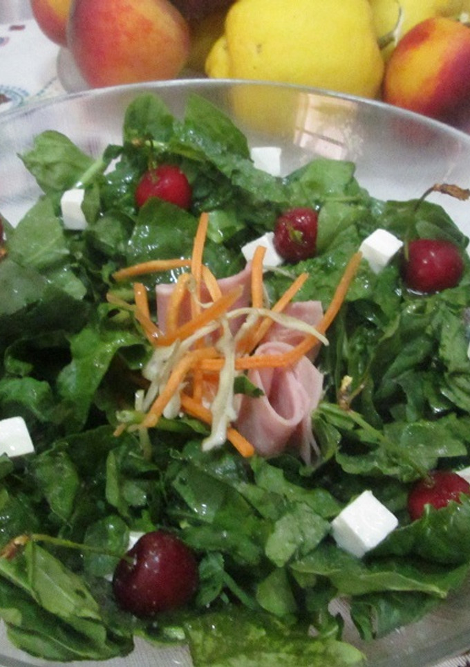 Una foto de Ensalada verde con cerezas frescas