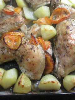 Una foto de Cuartos de pollo con patatas y tomates a la mantequilla
