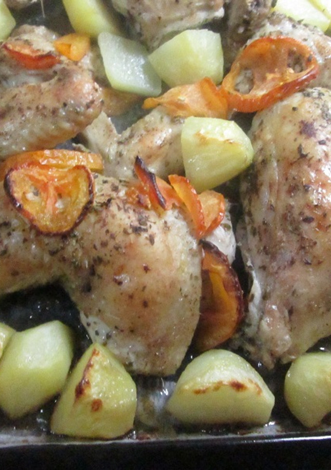 Una foto de Cuartos de pollo con patatas y tomates a la mantequilla