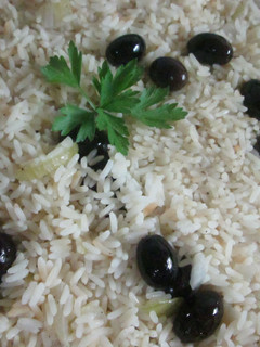 Una foto de Arroz blanco y seco con olivas mallorquinas