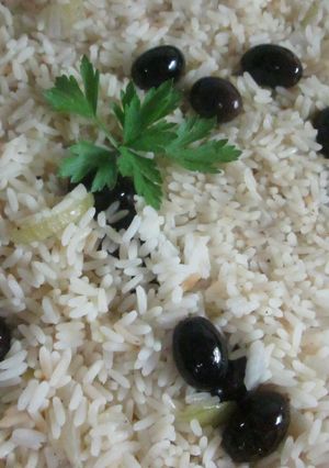 Una foto de Arroz blanco y seco con olivas mallorquinas