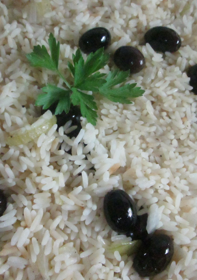 Una foto de Arroz blanco y seco con olivas mallorquinas