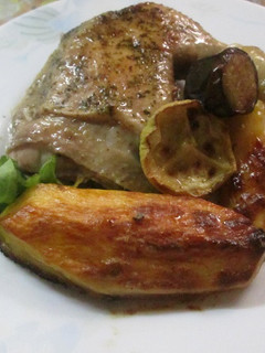Una foto de Pollo al perejil con patatas y verduras horneadas