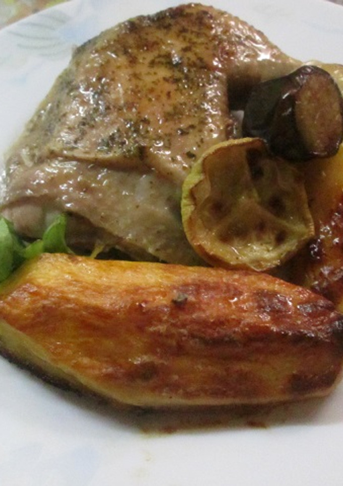 Una foto de Pollo al perejil con patatas y verduras horneadas