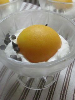Una foto de Durazno con crema chantillí y perlitas de chocolate