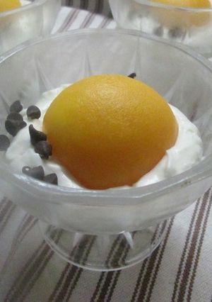 Una foto de Durazno con crema chantillí y perlitas de chocolate