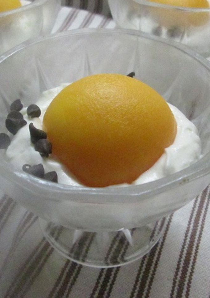 Una foto de Durazno con crema chantillí y perlitas de chocolate