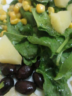 Una foto de Ensalada de espinacas, queso y piña con salsa verde especial