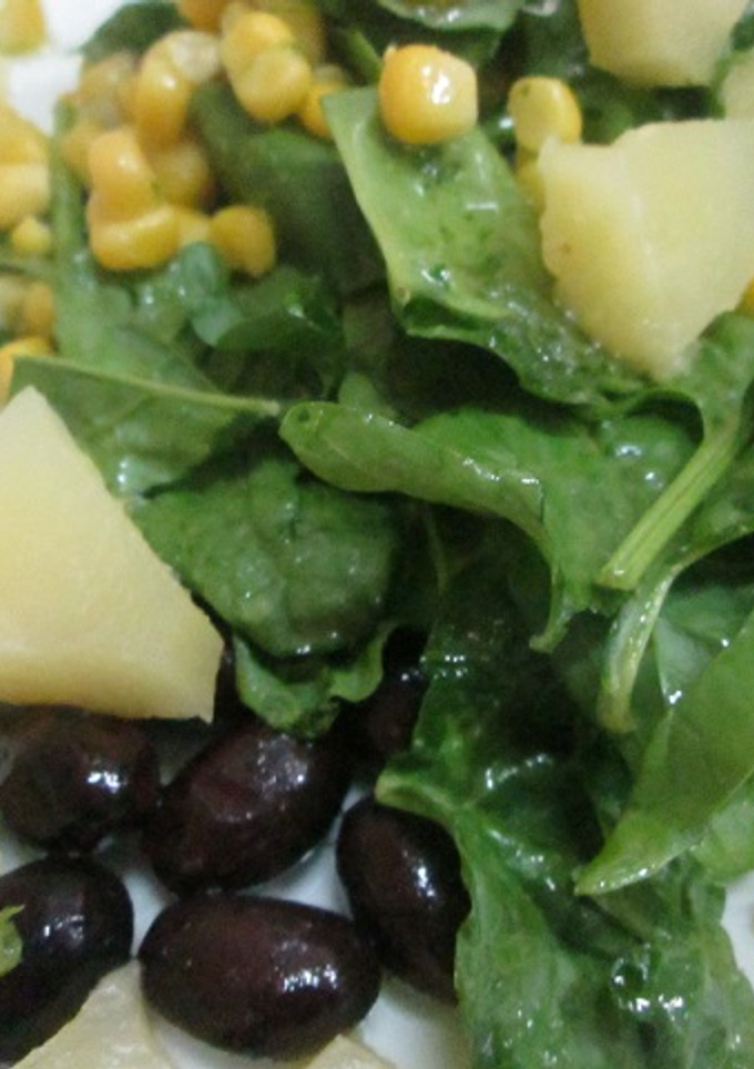 Una foto de Ensalada de espinacas, queso y piña con salsa verde especial