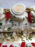 Arrollado de pionono con crema de pollo y huevos enteros