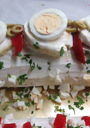 Una foto de Arrollado de pionono con crema de pollo y huevos enteros