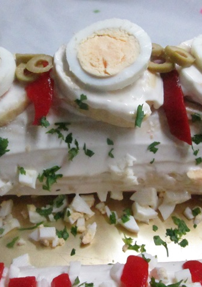 Una foto de Arrollado de pionono con crema de pollo y huevos enteros